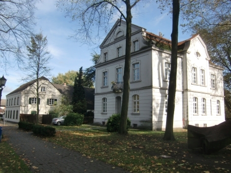 Duisburg-Rheinhausen : Friemersheimer Straße, Stadtteil Friemersheim, Altes Pastorat ( rechts im Bild )